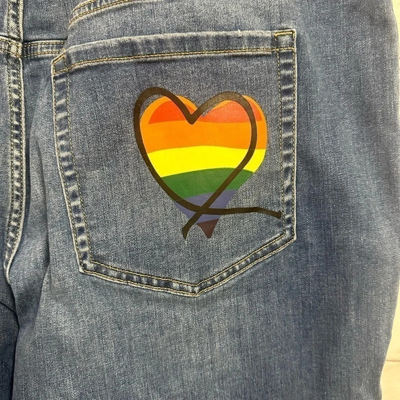 Lane Bryant Mid-Rise Boyfriend Capris Pride Rainbow Heart Plus Capri Siz… - Picture 5 of 10